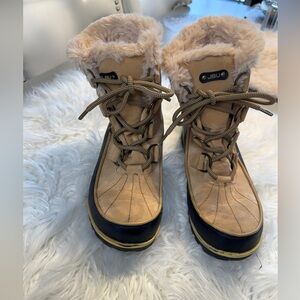 JBU Beige and Black Fur-Lined Boots